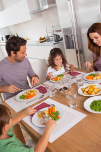 famiglia che mangia a tavola